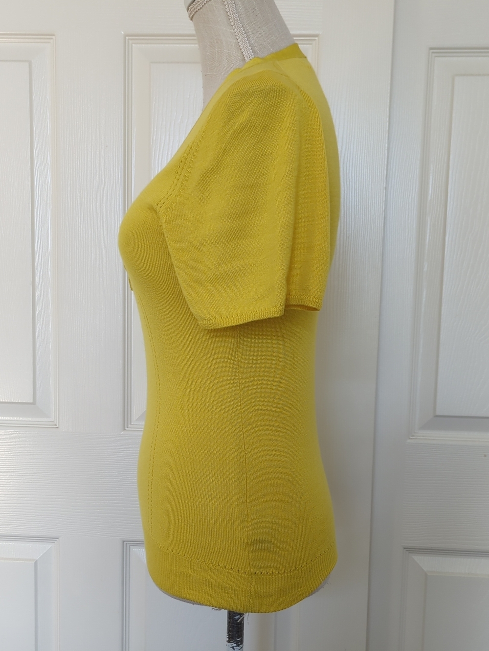 Lela Rose Silk And Cashmere Yellow V-Neck Short Sleeve Knit Top - Picture 4 of 7